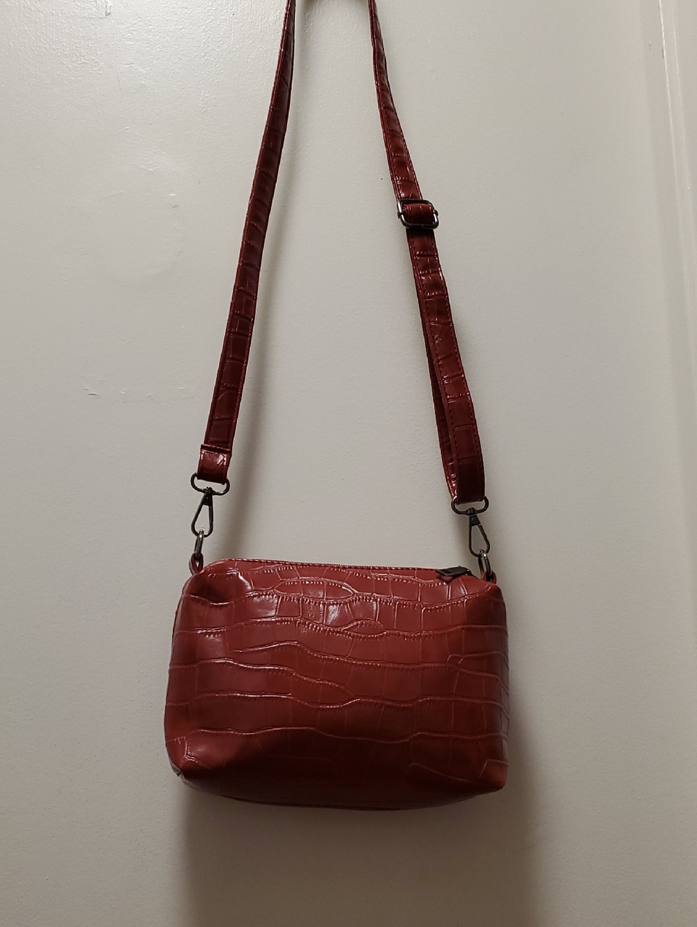 PrettyLittleThing Croc-Embossed Crossbody Bag in Deep Red